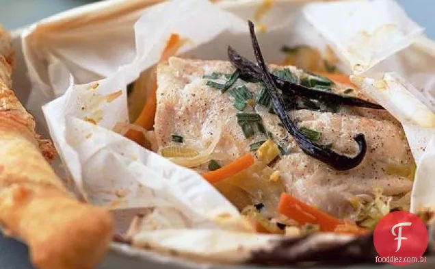 Peixe em parcelas de papel com alho-poró, Erva-Doce, cebolinha e baunilha