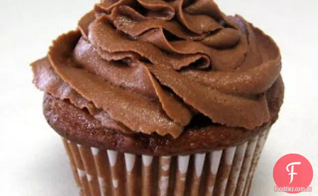 Cupcakes De Chocolate Húmidos Com Creme De Manteiga De Chocolate