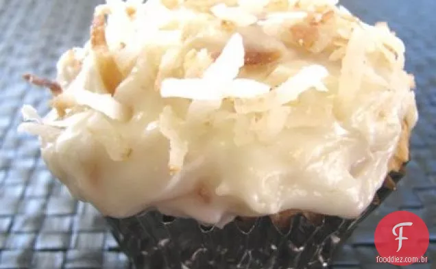 Cupcakes De Creme De Coco Com Cobertura De Queijo Creme De Coco Torrado