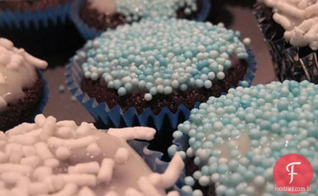 Cupcakes De Leitelho De Chocolate Com Esmalte Leve De Cream Cheese