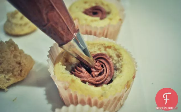 Cupcakes de baunilha recheados com mousse de Chocolate