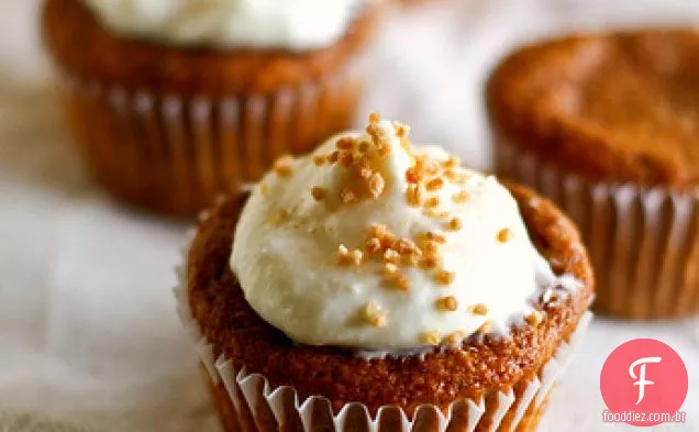 Cupcakes de abóbora com cobertura de queijo creme de bordo