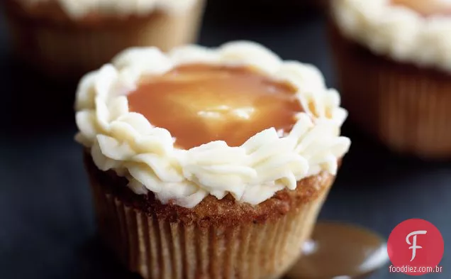 Cupcakes de cenoura com cobertura de caramelo e Cream Cheese