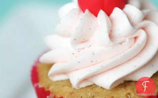 Cupcakes De Amêndoa Recheados Com Cereja