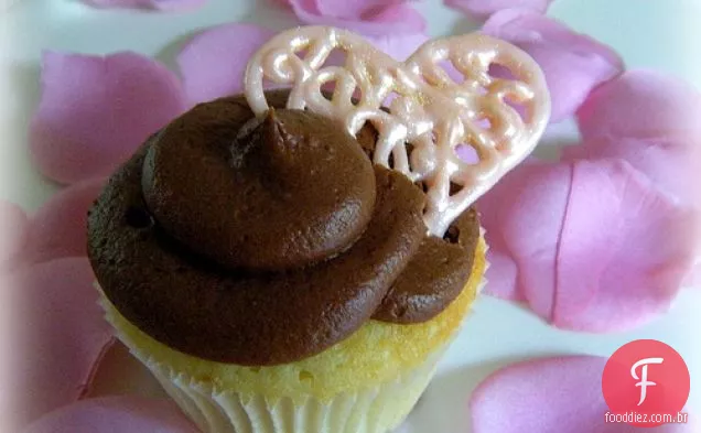 Cupcakes do Dia Dos Namorados com corações de Chocolate Branco (Rosa)