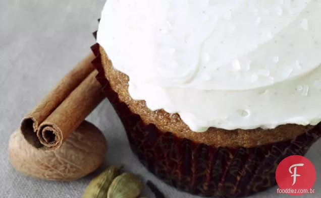 Cupcakes Chai Latte temperados com canela merengue suíço Buttercream