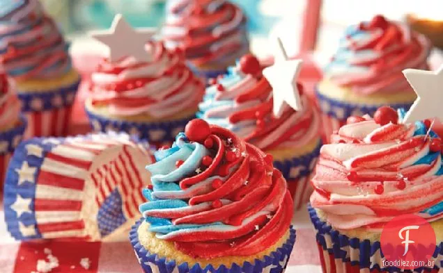 Cupcakes vermelhos, brancos e azuis