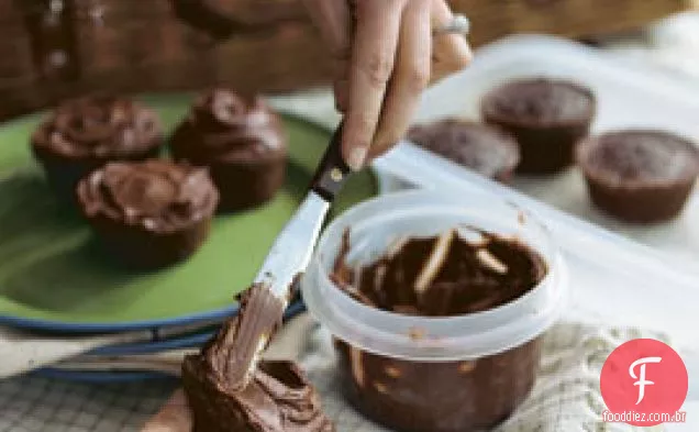 Cupcakes De Chocolate Com Cobertura De Chocolate Escuro