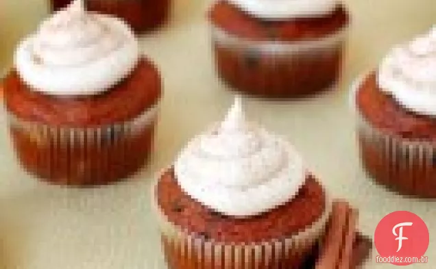 Queques Da Microplaqueta Da Abóbora Com Buttercream Do Rum Da Canela