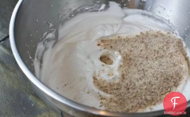 Dacquoise Com Creme De Manteiga De Amêndoa E Framboesas