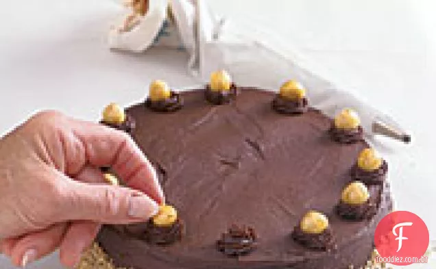 Avelã Dacquoise com mousse de Chocolate e avelãs cristalizadas