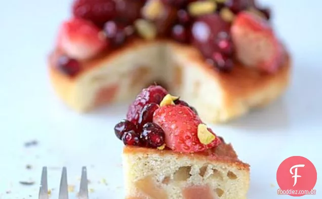 Marmelo Escalfado E Bolo De Frutas Vermelhas