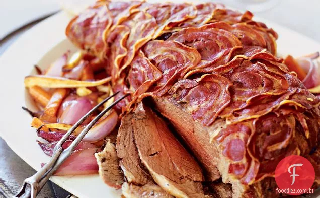 Perna assada embrulhada em Pancetta de cordeiro