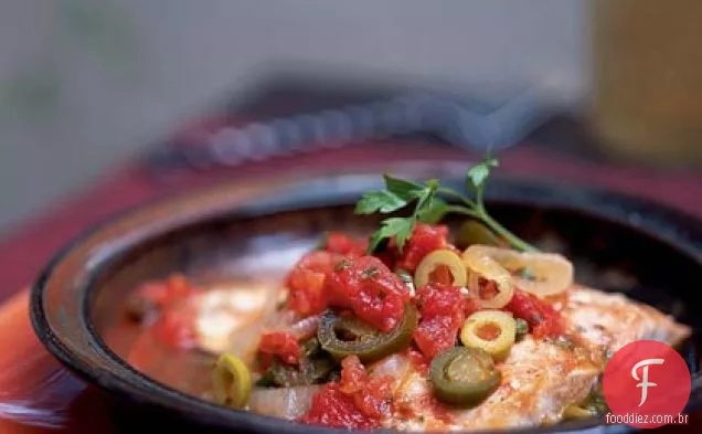 Filetes de Pescado a la Veracruzana (filetes de peixe refogados com tomates, alcaparras, azeitonas e ervas)
