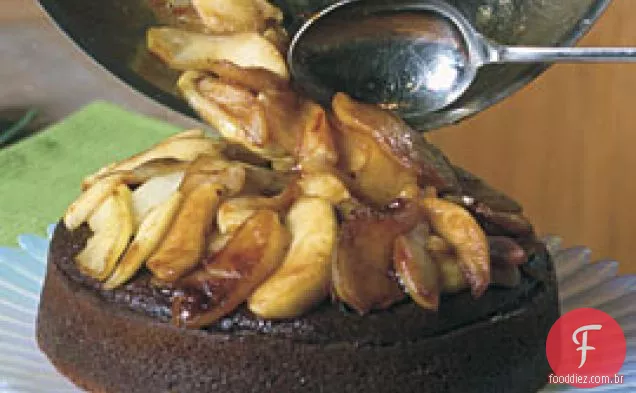 Pão de gengibre coberto com caramelo com maçãs salteadas