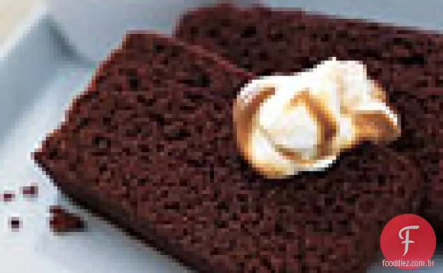 Pão de gengibre à moda antiga com chantilly de melaço