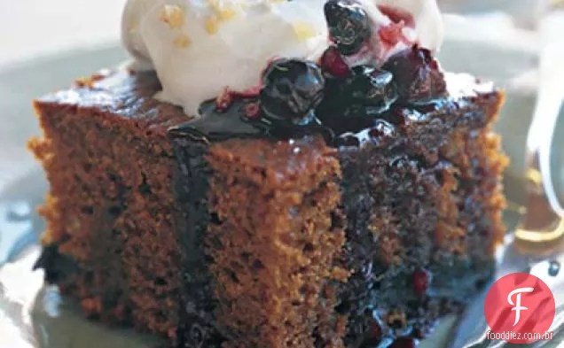 Bolo de gengibre com molho de mirtilo