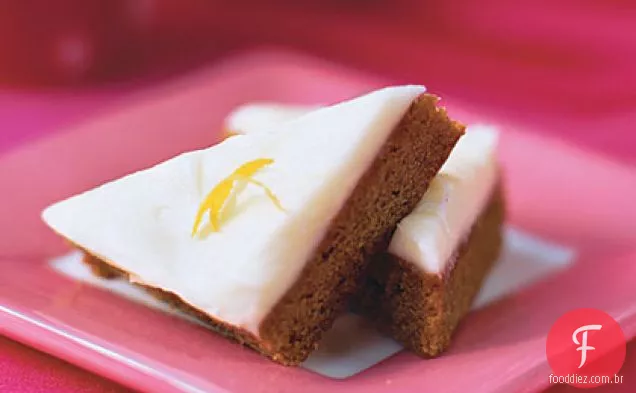 Quadrados de pão de gengibre com cobertura de queijo creme de limão