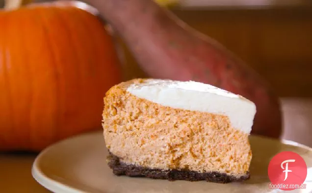 Cheesecake de Batata Doce de bordo sem glúten com fundo de gengibre e cobertura de Marshmallow de creme azedo