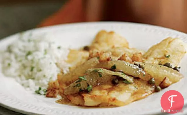 Linguado De Limão Com Alcaparras E Croutons Em Molho De Manteiga Marrom