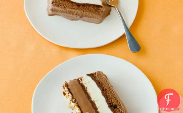Bolo de sorvete de chocolate, avelã e baunilha