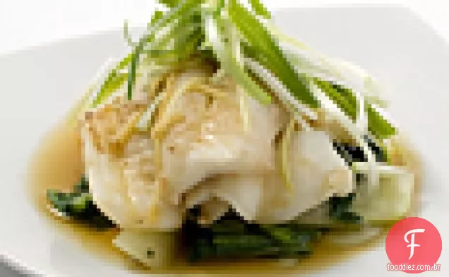 Filetes de peixe de gengibre com cebolinha cozida no vapor com bok Choy