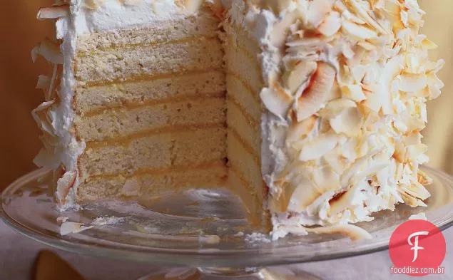 Bolo de coco de seis camadas com recheio de Maracujá