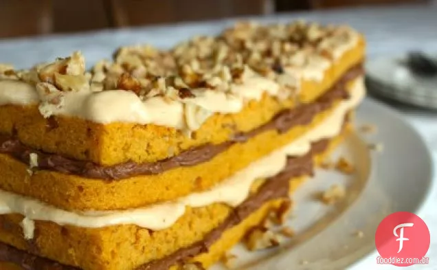 Bolo De Noz De Abóbora Em Camadas Com Geada De Caramelo E Chocolate