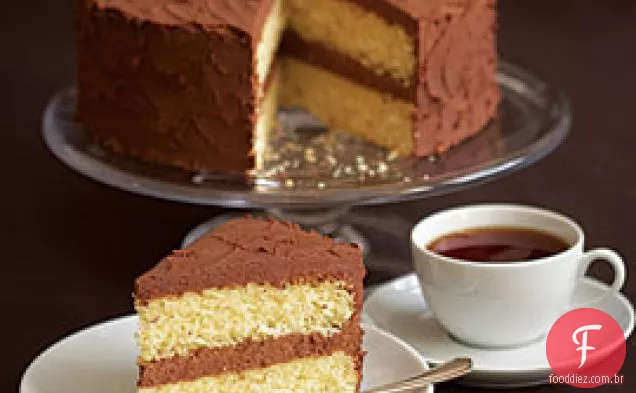 Bolo de camada de baunilha com cobertura de rum-ganache