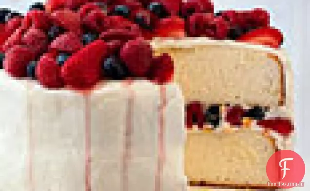 Bolo de camada de laranja com cobertura de Creme de manteiga e bagas