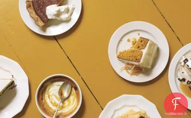 Bolo de camada de especiarias de abóbora com cobertura de caramelo e Cream Cheese