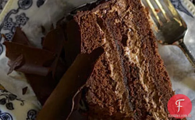 Bolo de camada de canela-caramelo-ganache