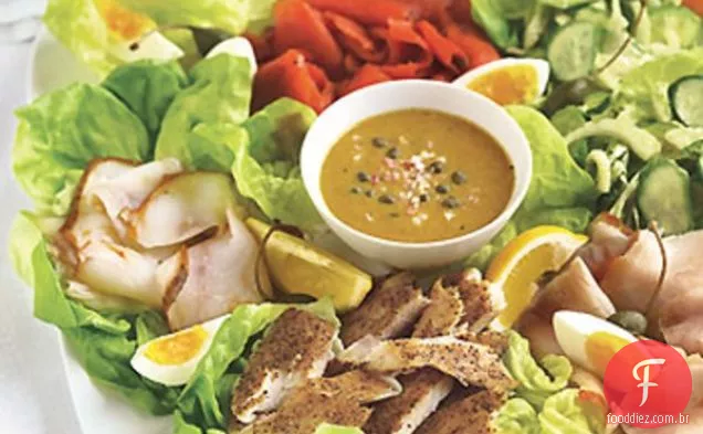 Prato de peixe defumado com molho de mostarda e erva-doce-Salada de pepino