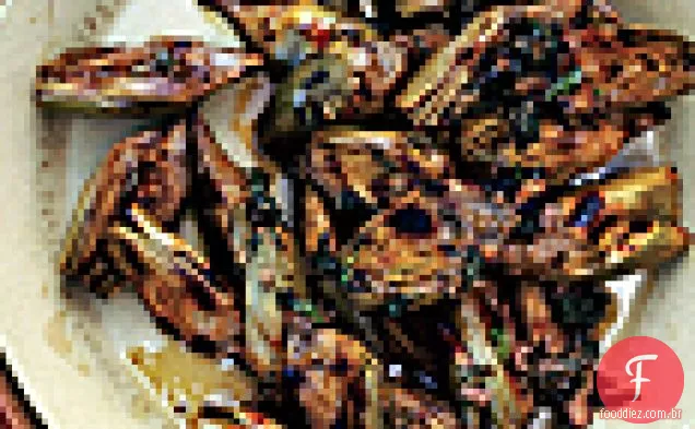 Alcachofras grelhadas do bebê com molho da alcaparras-hortelã