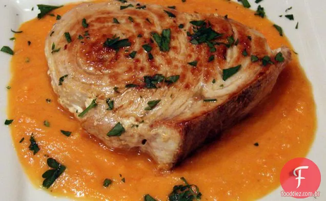 Espadarte grelhado com tomate-açafrão Coulis