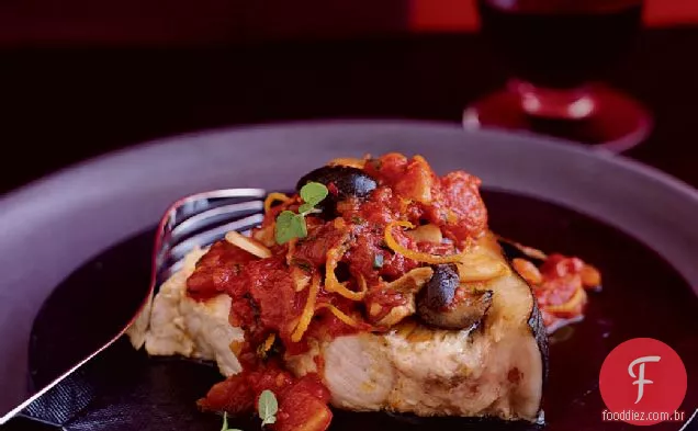 Espadarte refogado com azeitonas pretas, tomates e manjerona
