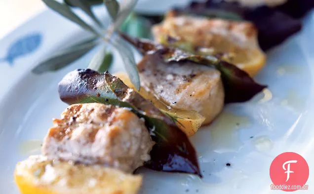Espadarte Kebabs com limão e louro