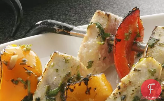 Espetos de espadarte com salada de rúcula