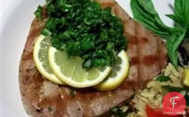 Bifes de espadarte com rúcula e molho de manjericão