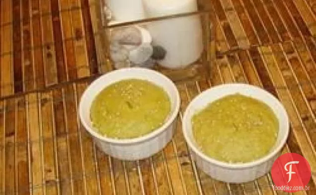 Bolo de chá verde cozido no vapor com sementes de gergelim preto