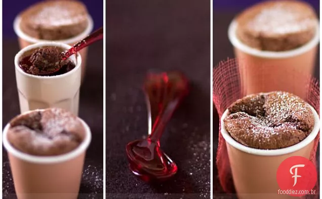 Soufflé de chocolate escuro com sabor de cardamomo