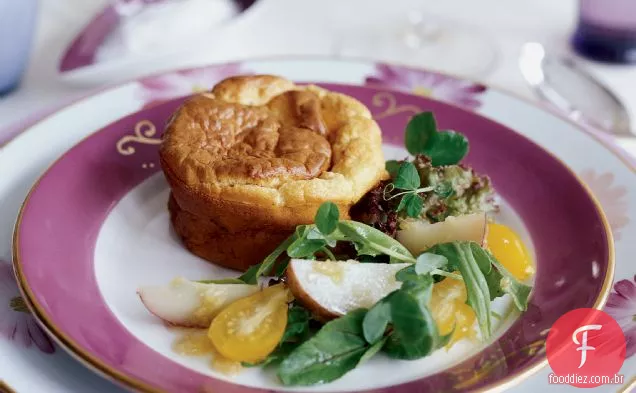 Suflê de salmão defumado com salada de gengibre