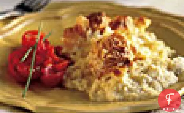 Suflê de queijo Muenster com pimentão vermelho e salada de tomate