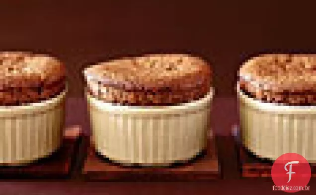 Souffles de Chocolate escuro com cardamomo Crème Anglaise
