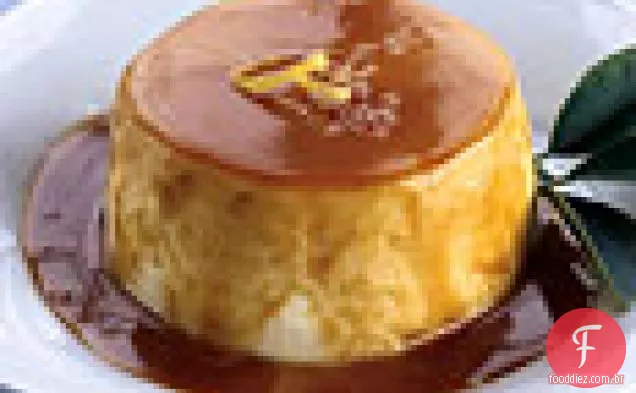 Suflês de limão refrigerados com molho de caramelo