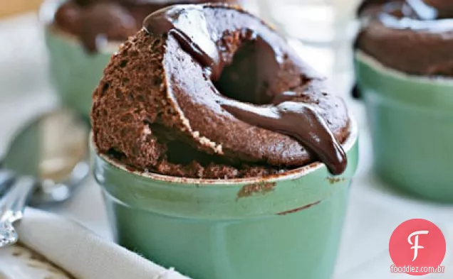 Soufflés de Chocolate Duplo com molho de Fudge quente