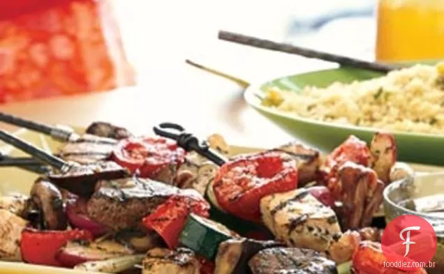 Surf' n ' Turf Kebabs com molho de coentro e limão