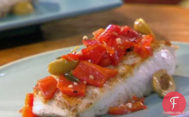 Alabote com azeitonas recheadas com anchova, pimentão vermelho e orégano
