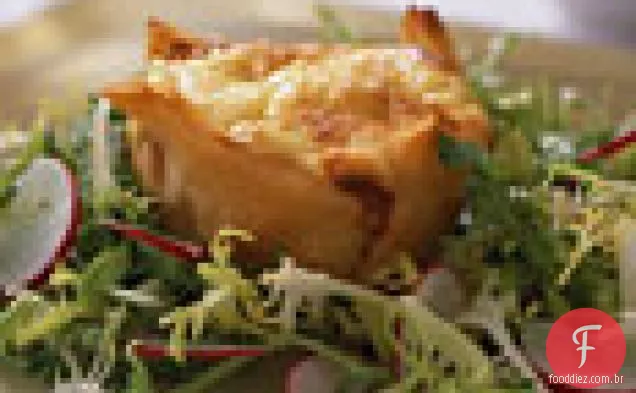 Suflês de queijo de cabra em copos Phyllo com salada de Frisée