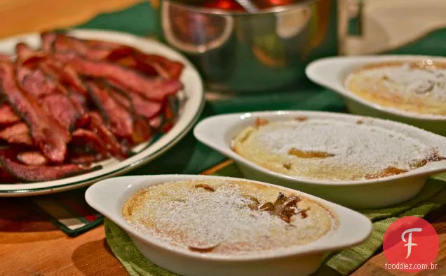 Panquecas De Maçã Suflê Com Xarope De Bordo De Canela